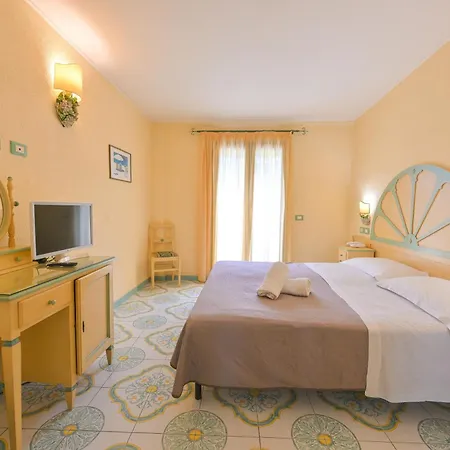 La E Hotel 4*